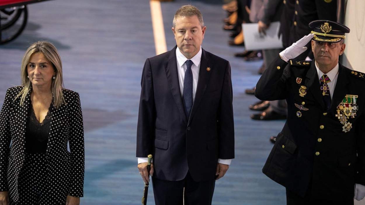 Emiliano García-Page, presidente de Castilla-La Mancha, acompañado por la delegada del Gobierno, Milagros Tolón, y el Jefe Superior de la Policía Nacional de Castilla-La Macha, Francisco Herrero. JCCM.