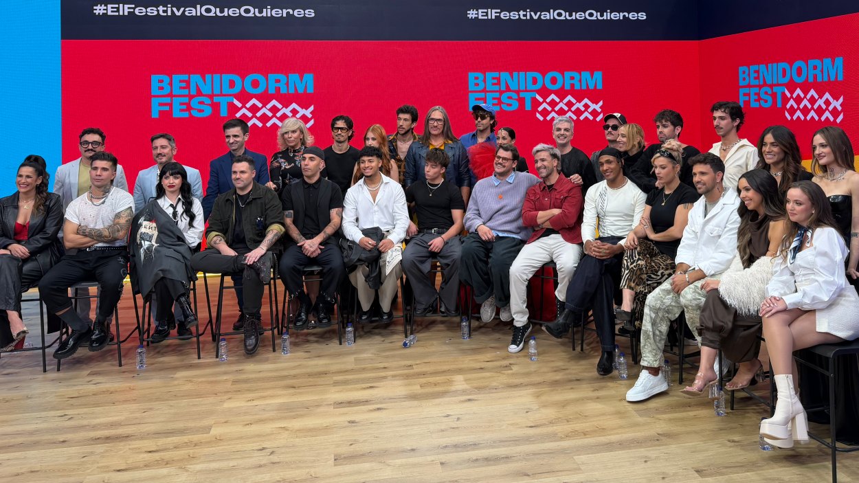Foto de familia de los participantes del Benidorm Fest 2026 