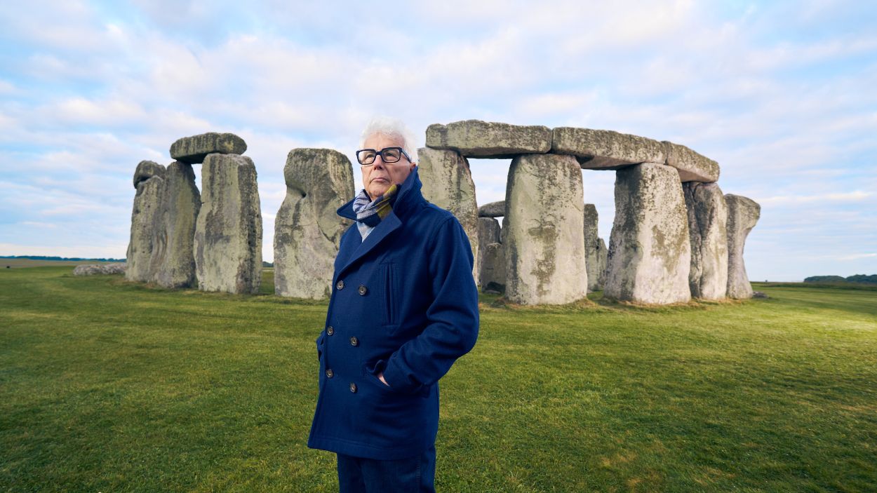 Ken Follet en el círculo de Stonehenge, uno de los monumentos más emblemáticos y misteriosos del mundo. (Foto: Gareth Iwan Jones)