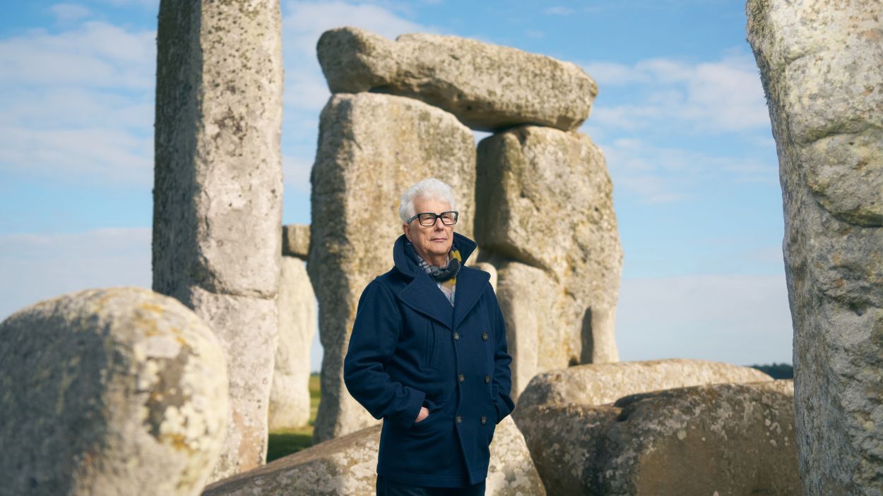 Ken Follet en el círculo de Stonehenge, uno de los monumentos más emblemáticos y misteriosos del mundo. (Foto: Gareth Iwan Jones)