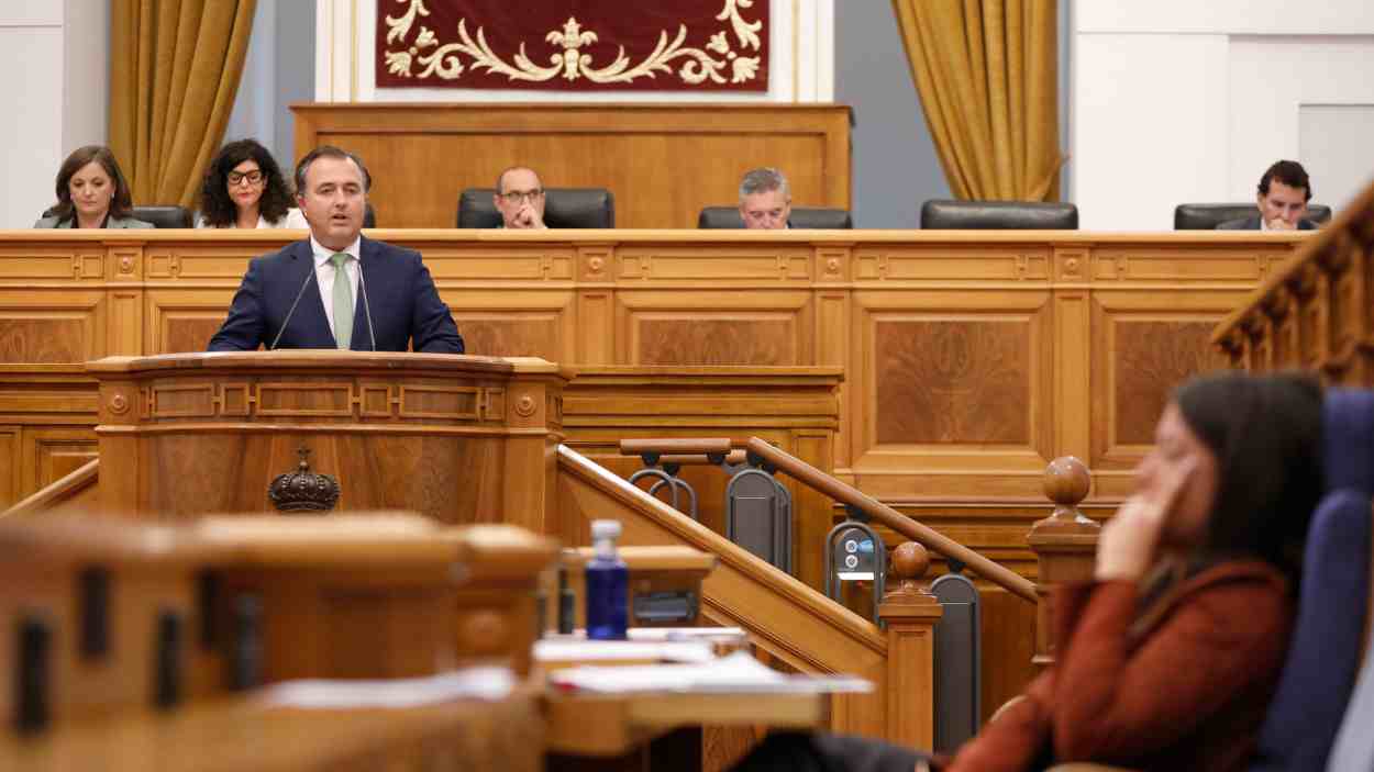 David Moreno, del partido Vox, y la consejera de Bienestar Social, Bárbara García Torijano. Cortes C-LM.