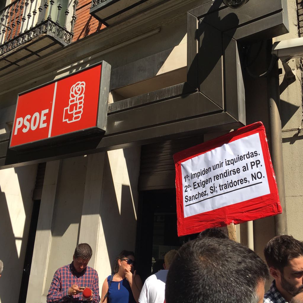 Pancarta en defensa de Pedro Sánchez en la puerta de Ferraz