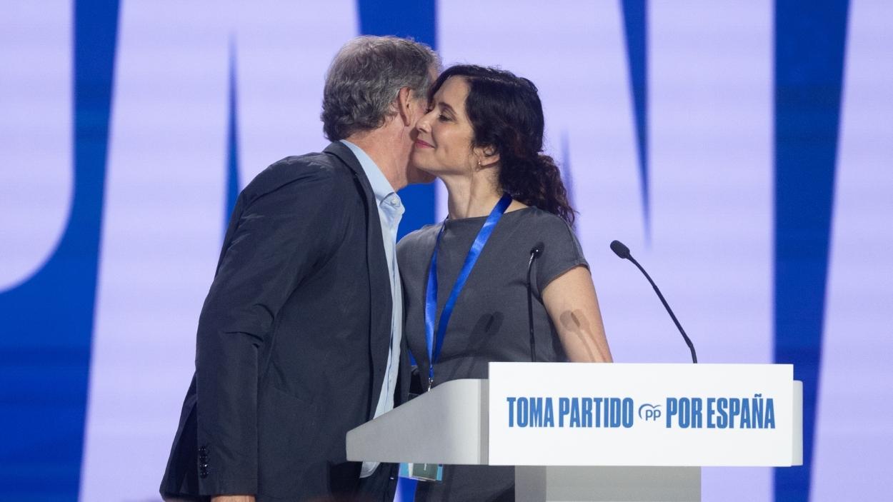 El presidente del PP, Alberto Núñez Feijóo, y la presidenta de la Comunidad de Madrid, Isabel Díaz Ayuso, durante la segunda jornada del XXI Congreso Nacional del Partido Popular. EP/Archivo.
