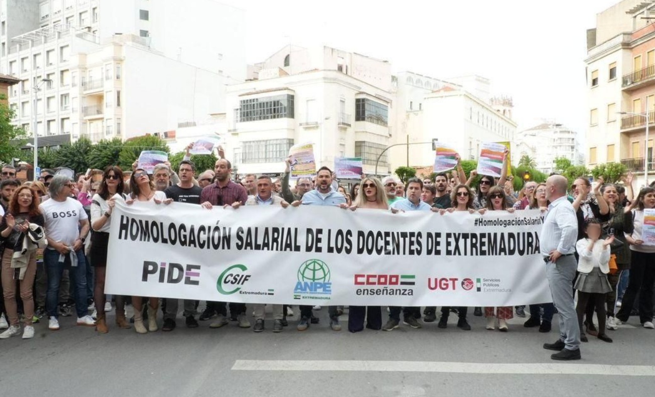 Manifestación de docentes extremeños para exigir que se homologue sus salarios a los de otras comunidades. (PSOE Extremadura)