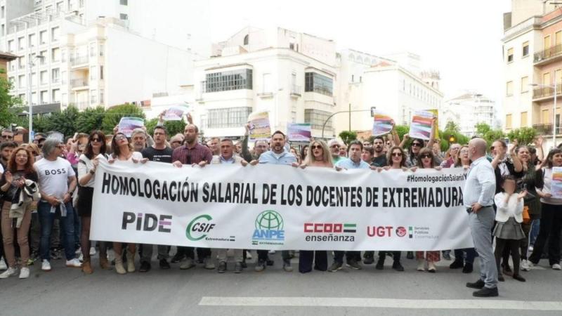 Manifestación de docentes extremeños para exigir que se homologue sus salarios a los de otras comunidades. (PSOE Extremadura)