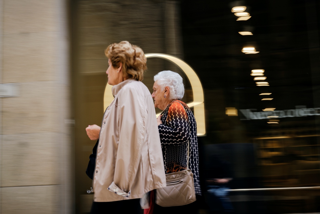 Asuntos relacionados con las personas mayores serán abordado en el Pleno del Parlamento autonómico del próximo martes (Foto: Europa Press / Archivo).
