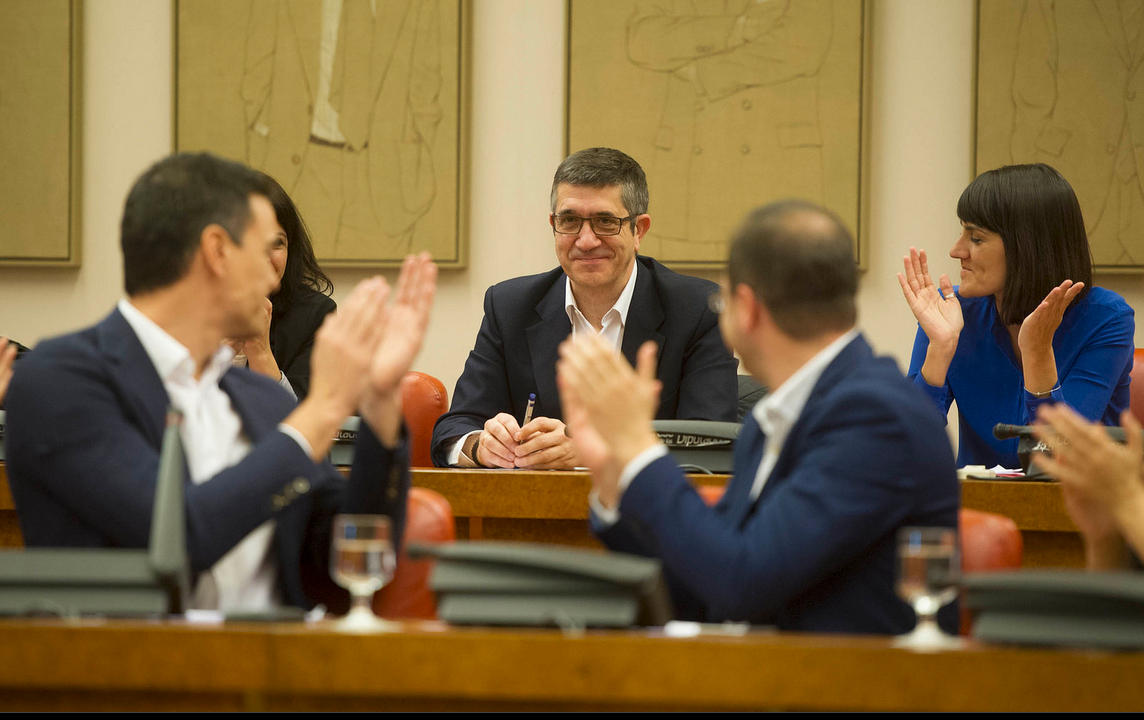 Patxi López es aplaudido por compañeros en una reunión de la anterior dirección del partido.