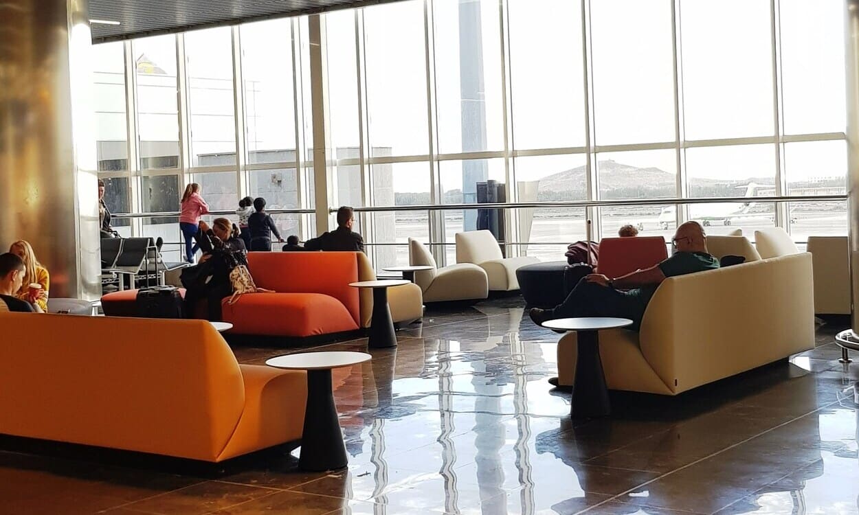 Los pasajeros del Aeropuerto de Gran Canaria disponen de espacios confortables donde descansar y recargar energía entre conexiones o antes del embarque. Aena