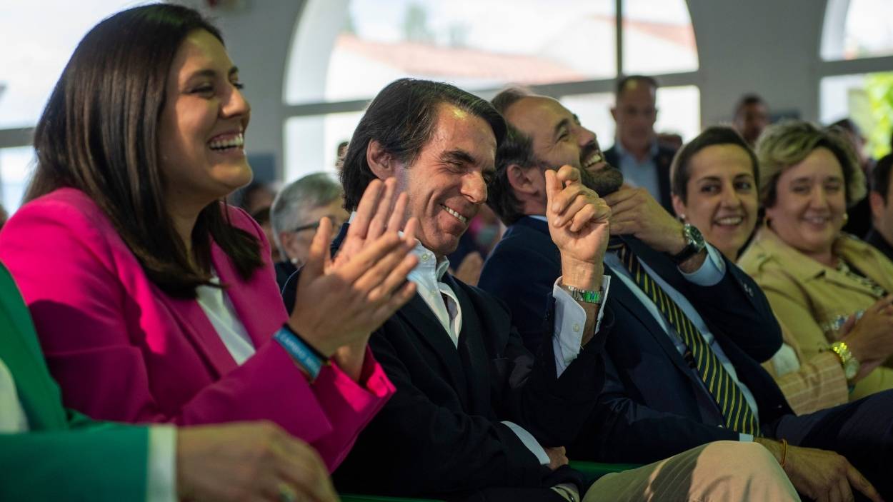 Beatriz Jiménez, candidata del PP a la alcaldía de Cuenca, acompañada por el expresidente, José María Aznar, y Paco Núñez, líder del PP de Castilla-La Mancha. Archivo EP.