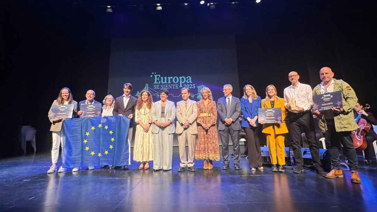 La alcaldesa de Santa Coloma, Mireia González, junto a algunos premiados en el concurso 'Europa Se Siente 2025'