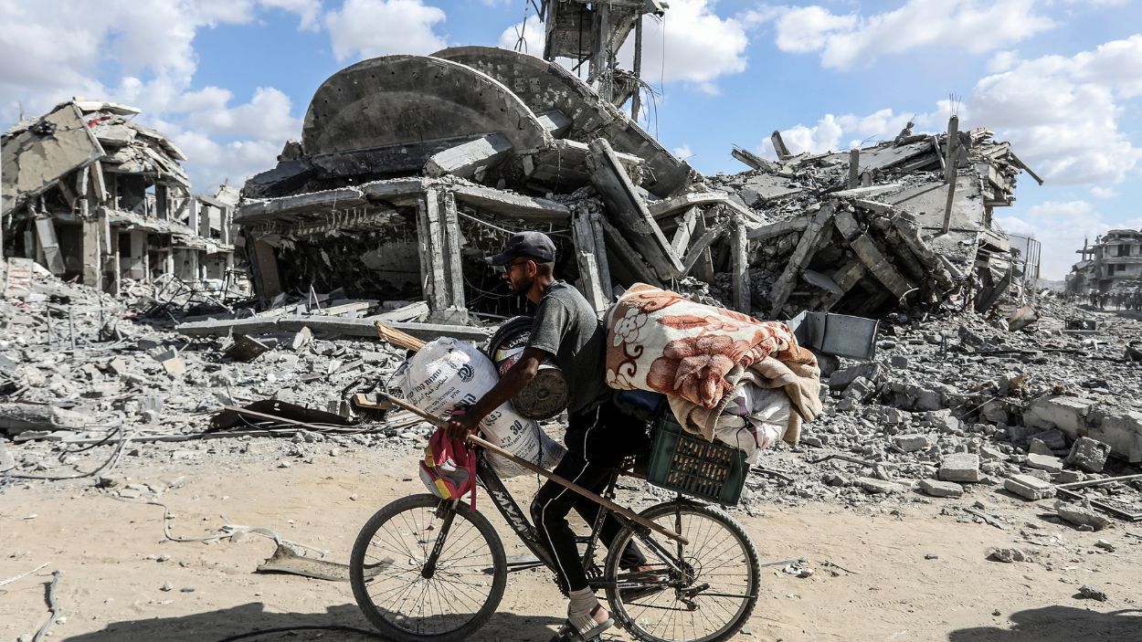 Un hombre palestino carga con sus pertenencias en bicicleta en la zona de Khan Yunis, en la Franja de Gaza. EP.