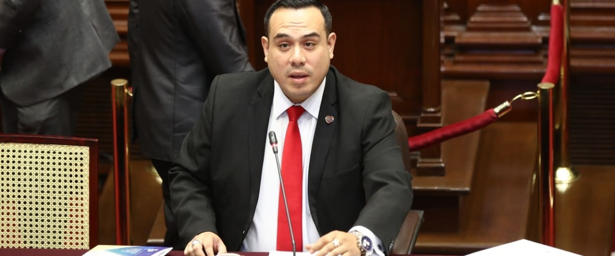 El nuevo presidente de Perú, José Jerí, descubierto como seguidor de múltiples cuentas de pornografía en redes
