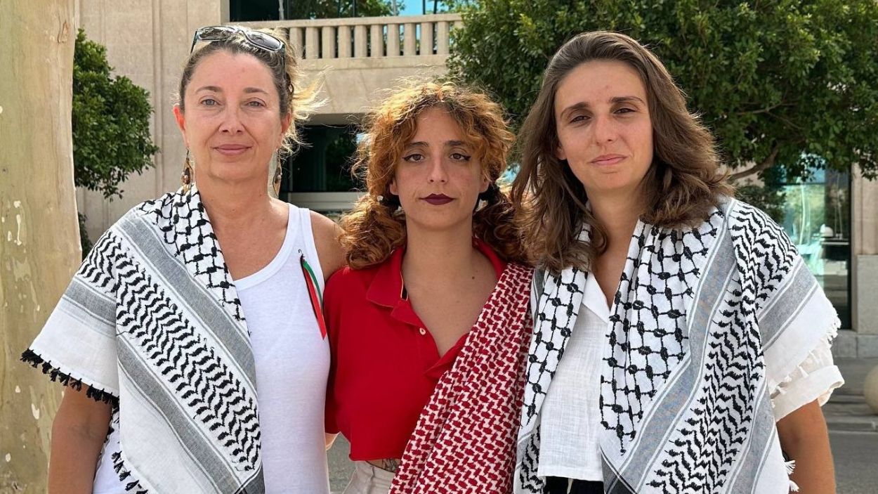 La activista Reyes Rigo, a la izquierda, acompañada por las otras dos mallorquinas integrantes de la Global Sumud Flotilla, Lucía Muñoz y Alejandra Martínez. EP.