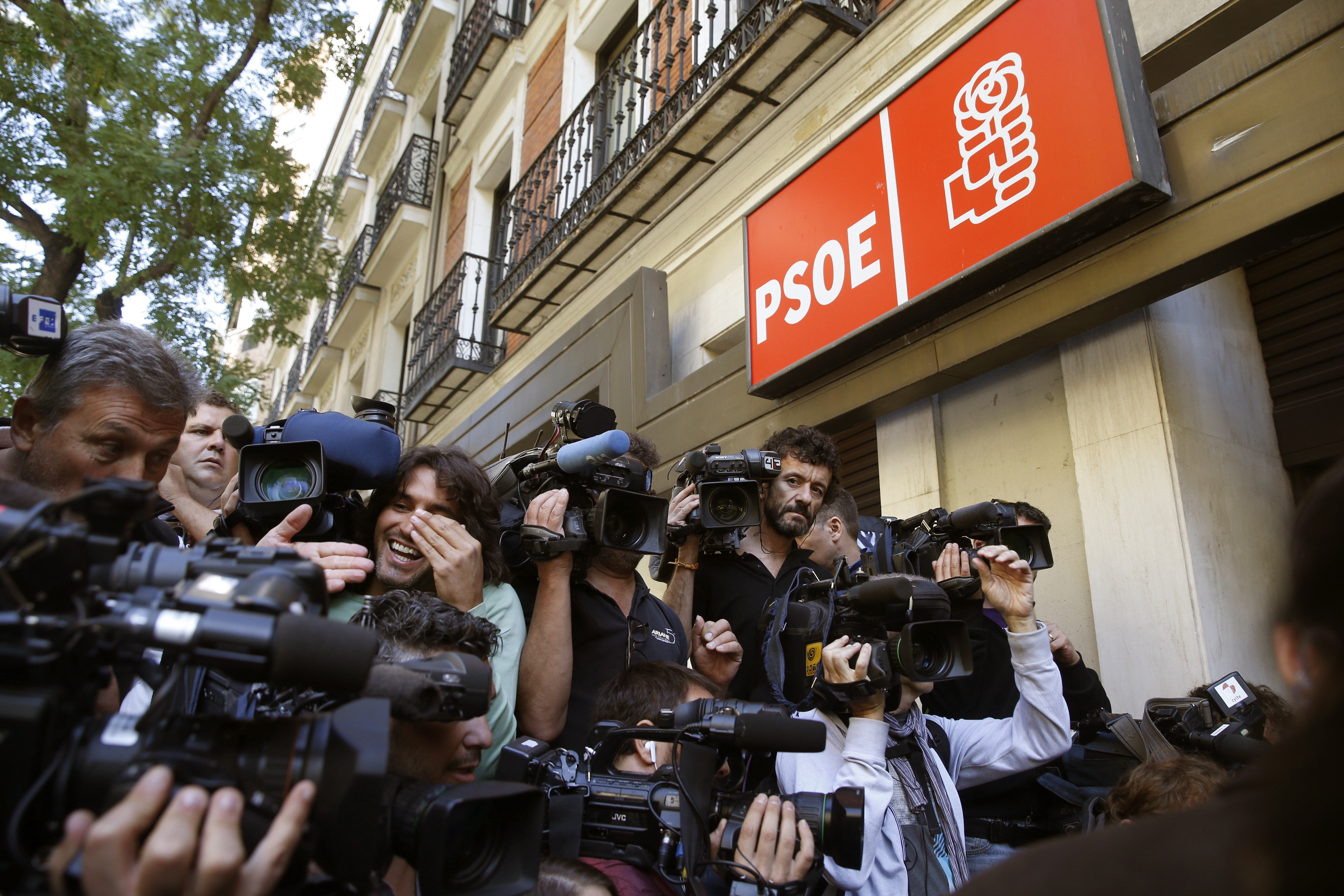 Numerosos periodistas a la entrada de la sede del PSOE en Ferraz.