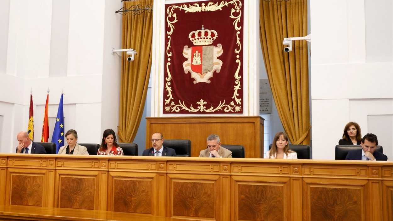 Mesa de las Cortes de Castilla-La Mancha. Archivo EP.