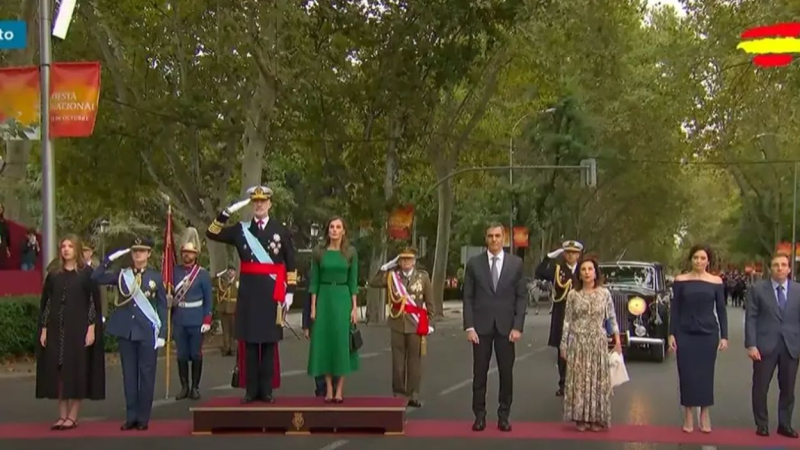 Los reyes posan junto al resto de autoridades y pasan revista. TVE. 
