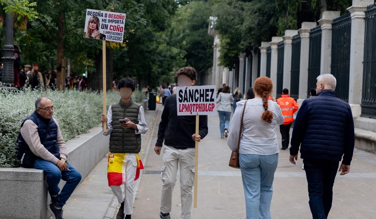 Carteles contra Pedro Sánchez en el Paseo del Prado. EP