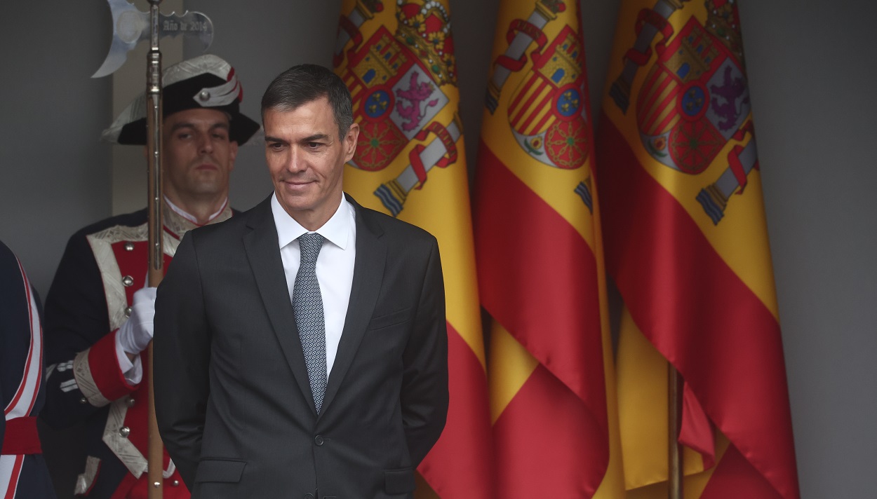 El presidente del Gobierno, Pedro Sánchez, durante el acto solemne de homenaje a la bandera nacional y desfile militar por el 12 de Octubre. EP