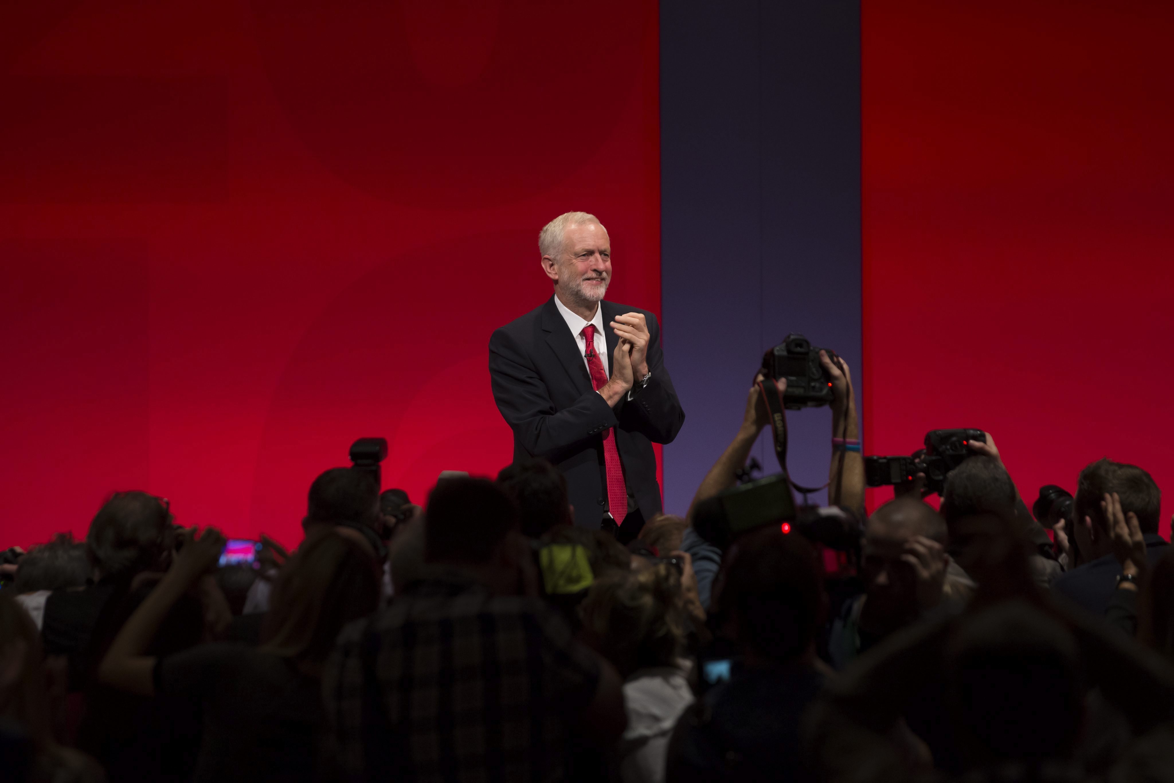 El líder del Partido Laborista, Jeremy Corbyn, tras pronunciar su discurso durante la clausura del congreso anual de su formación en Liverpool, Reino Unido. EFE