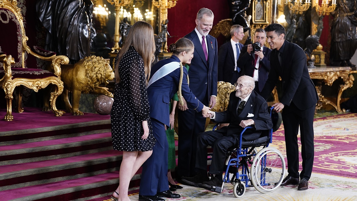 Los Reyes Felipe y Letizia, La Princesa Leonor y la Infanta Sofía y el escritor Álvaro Pombo durante la recepción del 12 de Octubre. EP