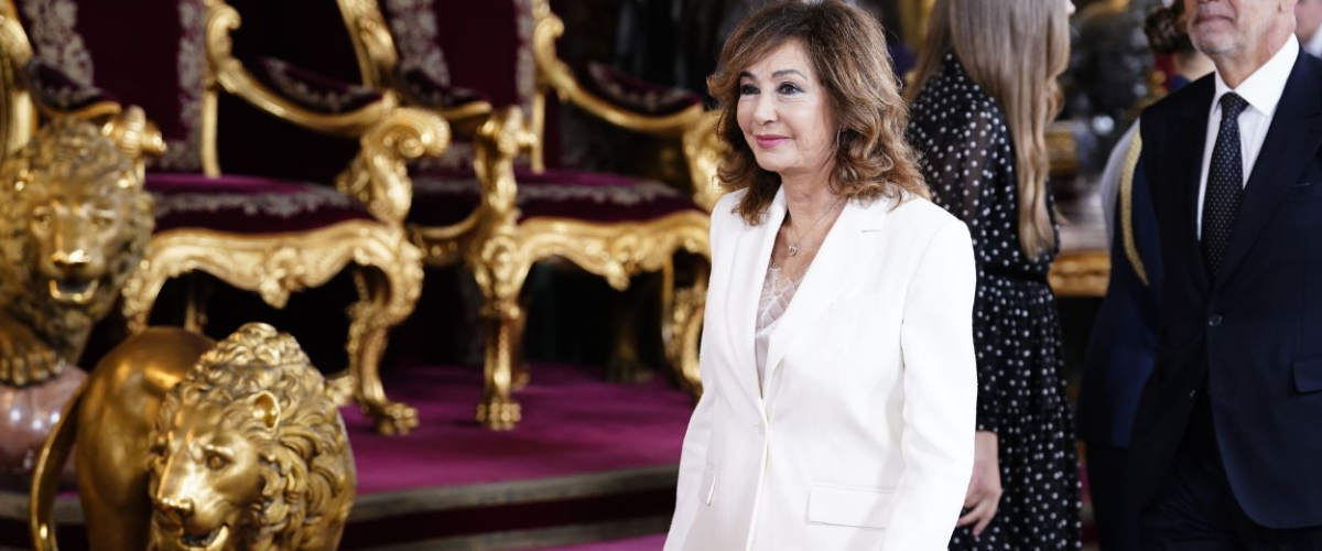 Las redes señalan la "hipocresía" de Ana Rosa: de llamar "loca" a Letizia y "tontolaba" al rey a asistir de gala al besamanos