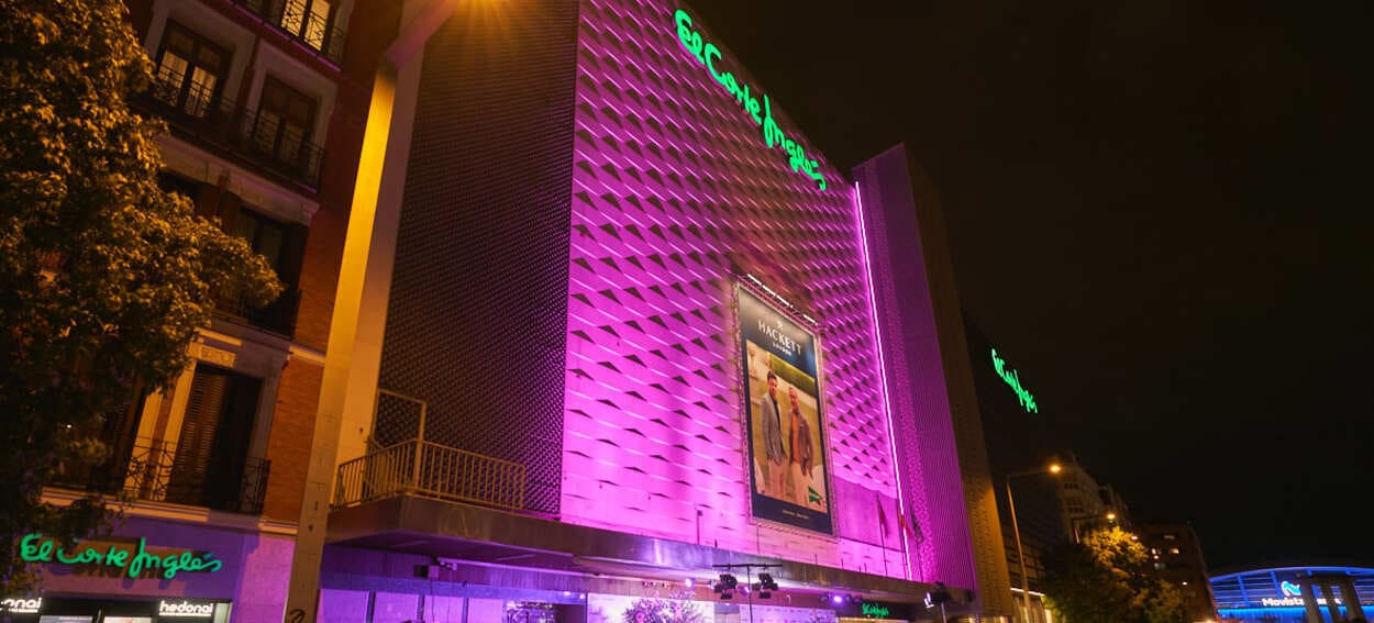 El Corte Inglés se tiñe de rosa para la investigación contra el cáncer de mama. El Corte Inglés