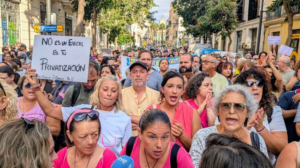 Toda la izquierda andaluza exige ya la dimisión de Moreno Bonilla por la crisis de las mamografías