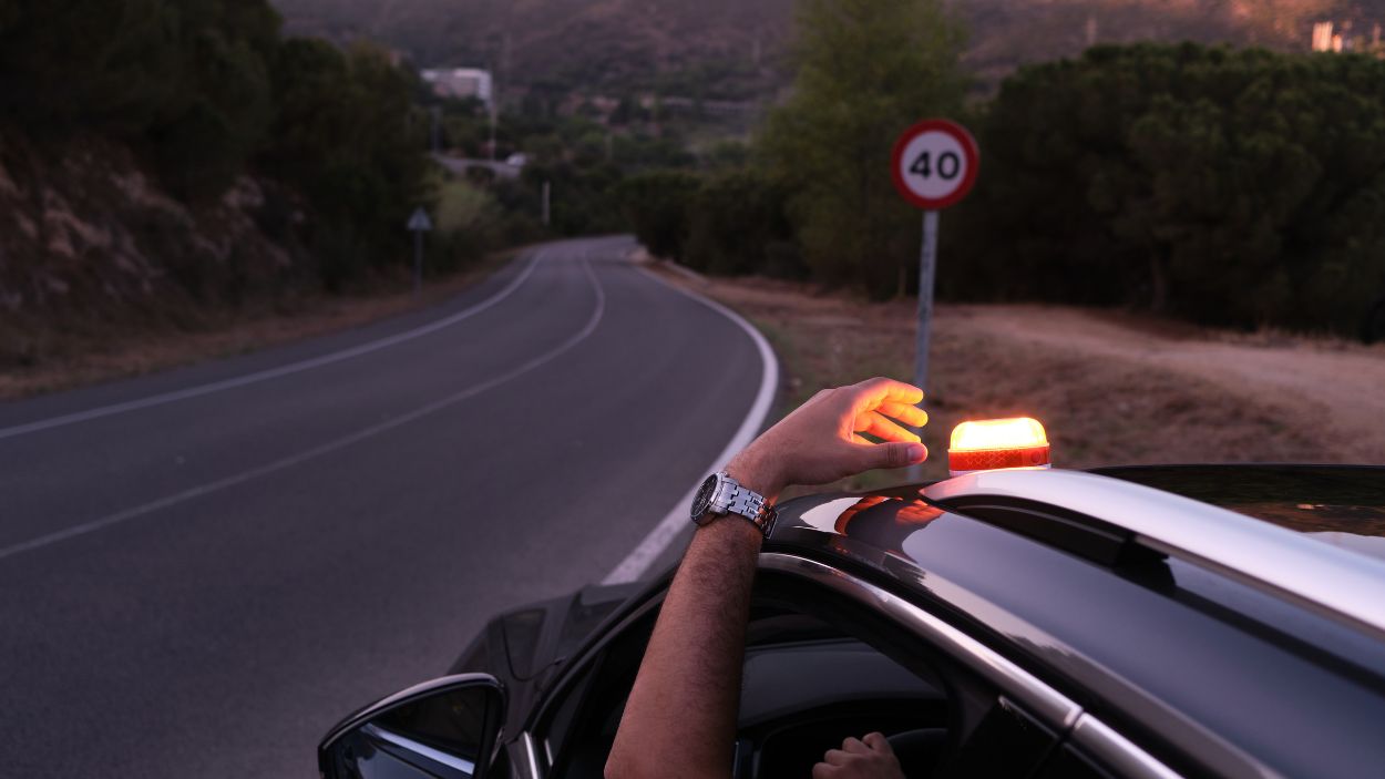 Los dispositivos de preseñalización de peligro V-16 serán obligatorios a partir del 1 de enero de 2026 en España y sustituirán a los triángulos como método para señalizar un vehículo detenido en la vía