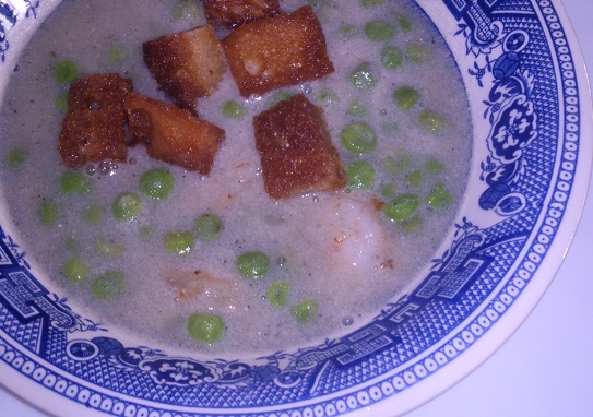 Sopa de pescado con guisantes y solomillo de cerdo relleno de frutos secos