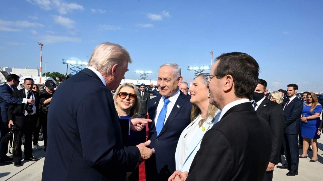 El primer ministro de Israel, Benjamin Netanyahu, recibe en el aeropuerto al presidente de Estados Unidos, Donald Trump. EP.