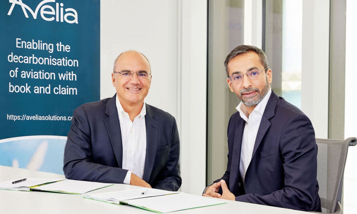 Carlos Barrasa, vicepresidente ejecutivo de Commercial & Clean Energies de Moeve y Raman Ojha, presidente de Shell Aviation. MOEVE