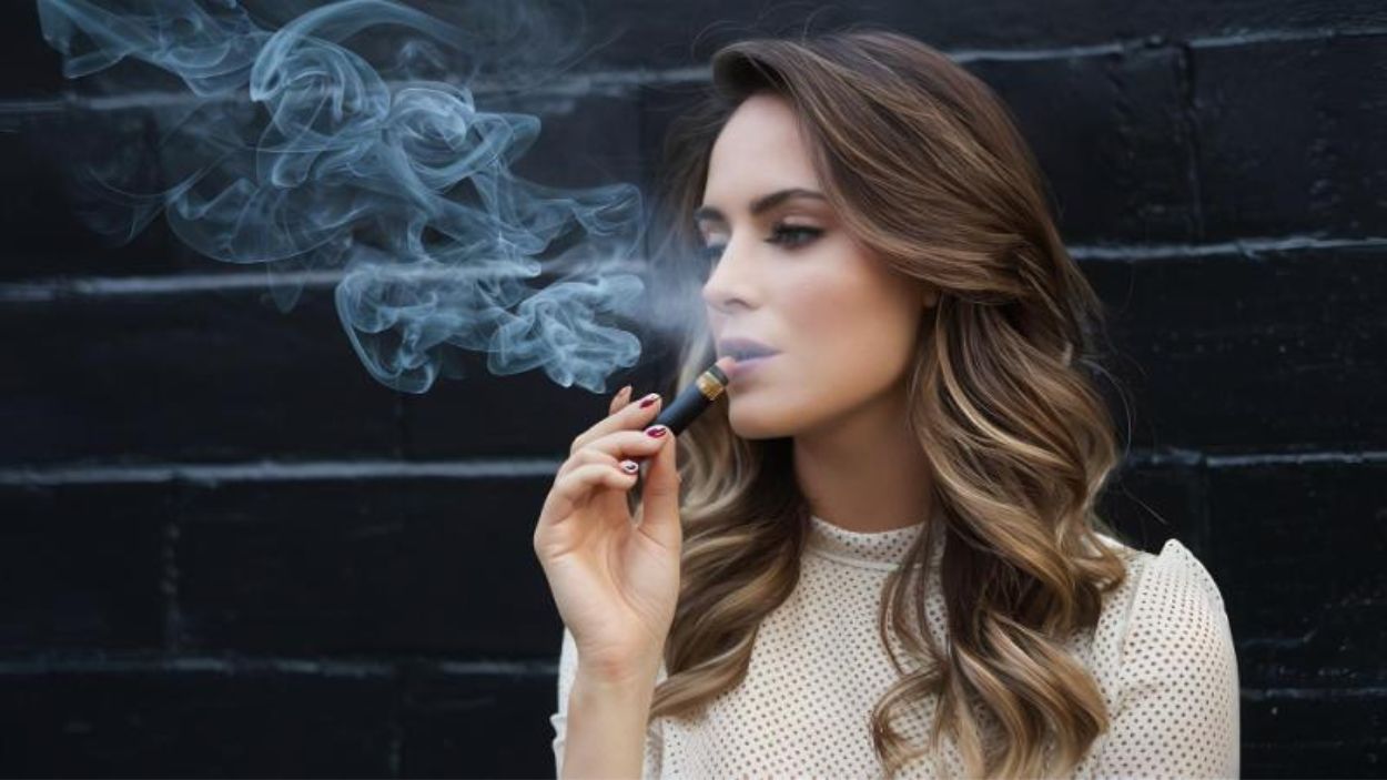Mujer vapeando
