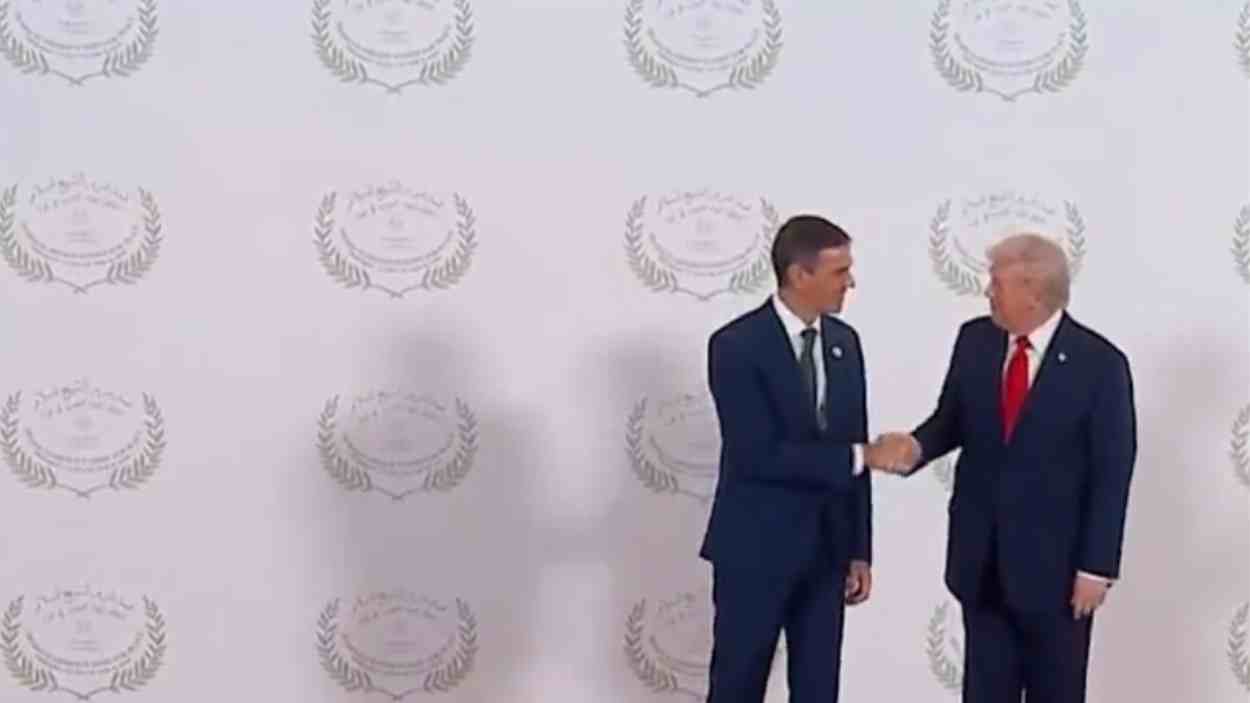 Trump y Sánchez se saludan en Egipto