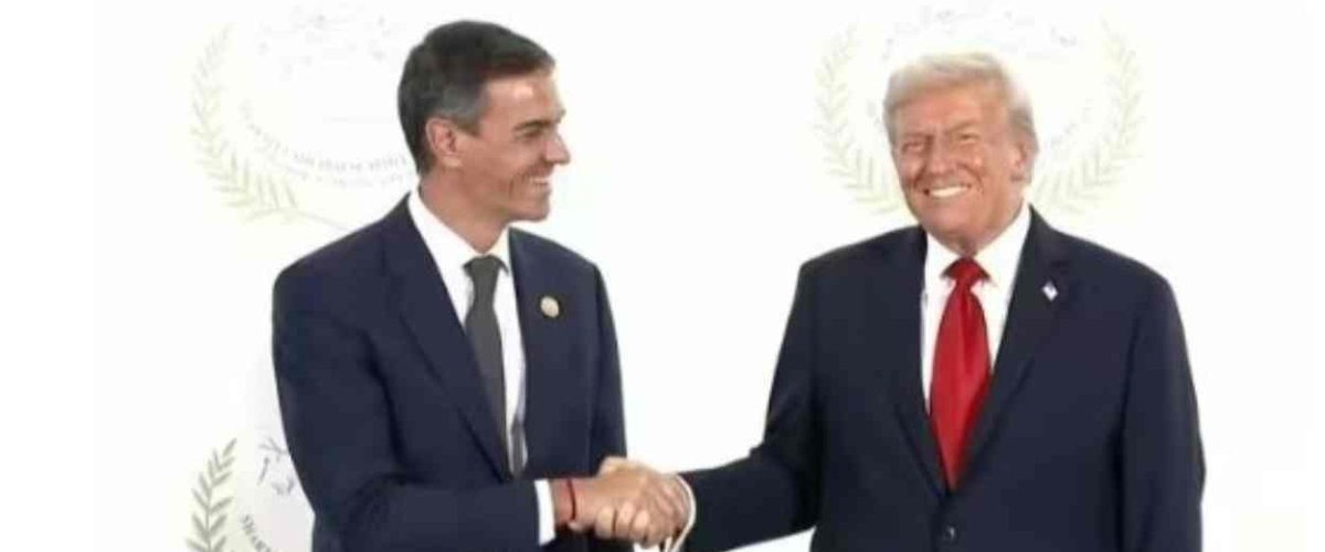 Así ha sido el saludo entre Trump y Sánchez en la cumbre de la paz en Egipto