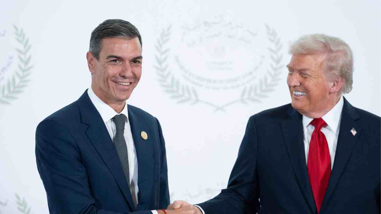 Trump y Sánchez en la cumbre en Egipto. EP