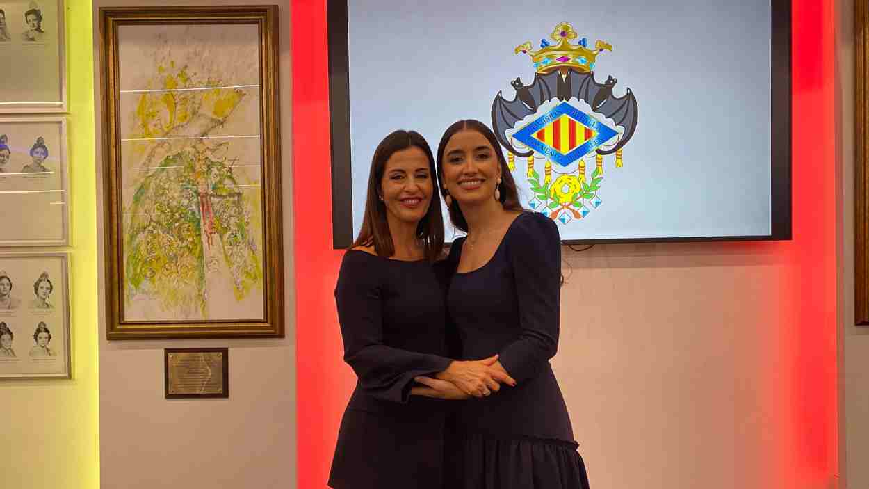 Laura Segura, ultima fallera mayor de Valencia de Convento Jerusalén en 1994, y su sucesora, Carmen Prades