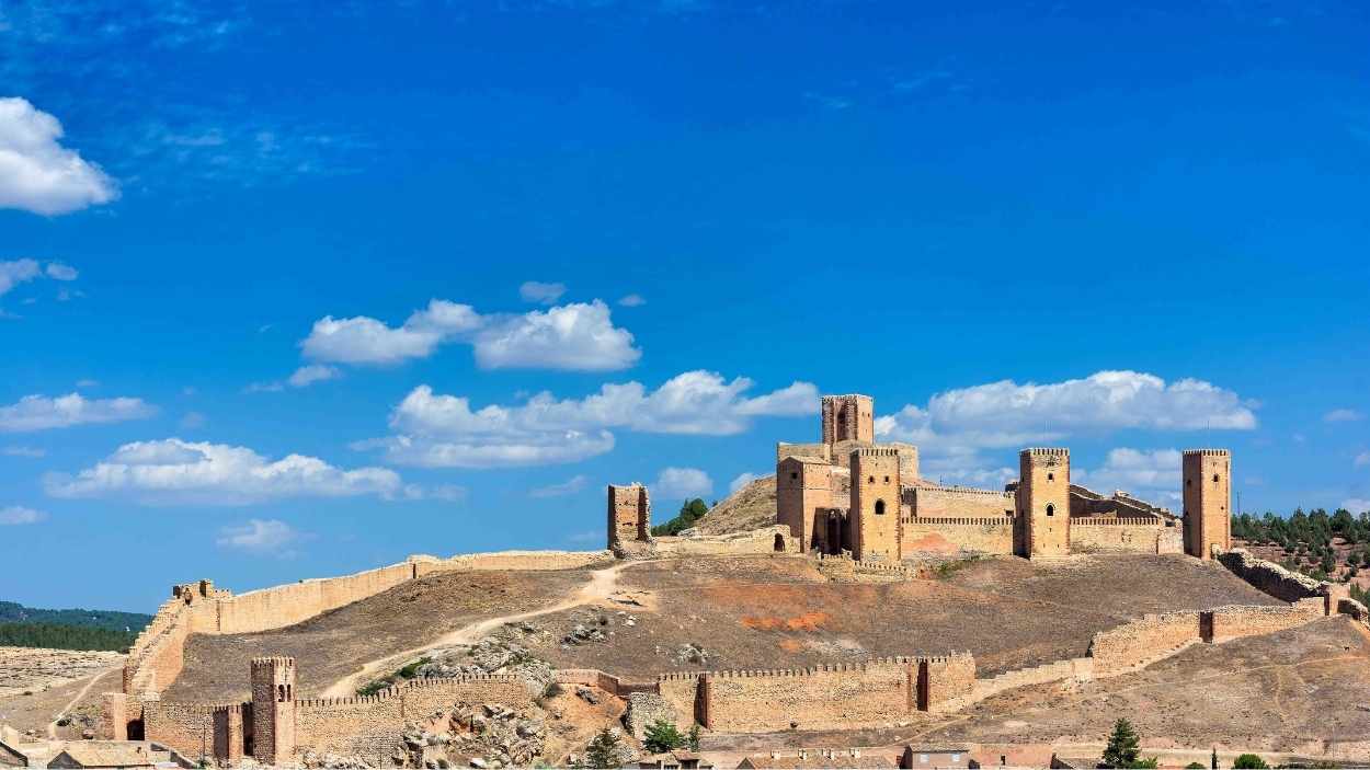 Castillo de Molina de Aragón de día.