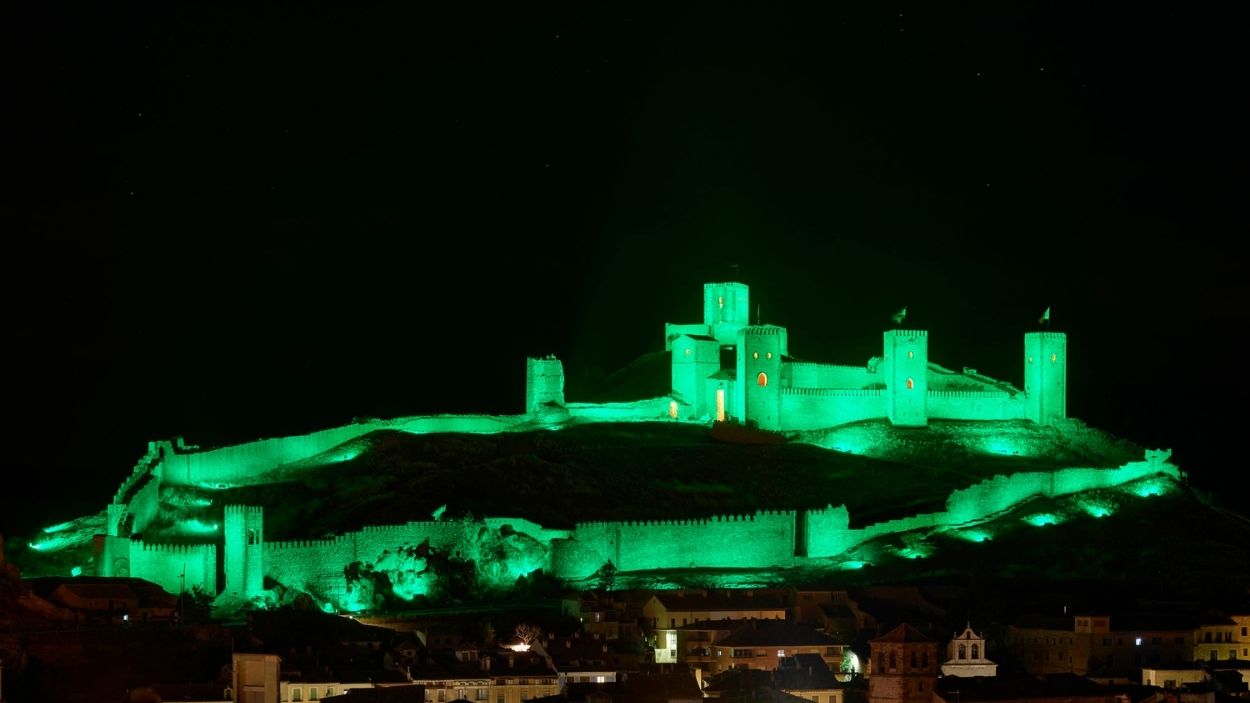 Diferentes iluminaciones nocturnas sobre el Castillo de Molina de Aragón.