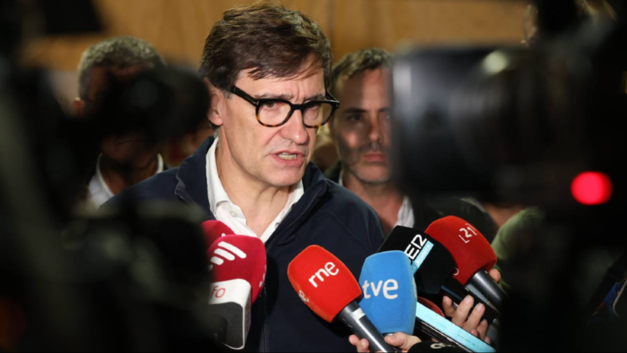 El presidente de la Generalitat, Salvador Illa, atendiendo a los medios tras una reunión del Consejo Asesor del Plan Inuncat