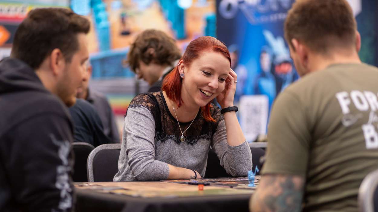 Una jugadora en la feria Spiel de Essen