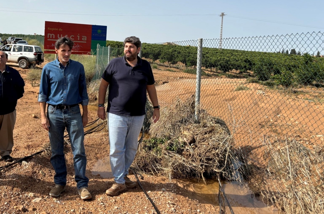 El presidente de la Región de Murcia, Fernando  López Miras, visitando una de las carreteras afectadas por las lluvias en San Javier. (Foto: EP)