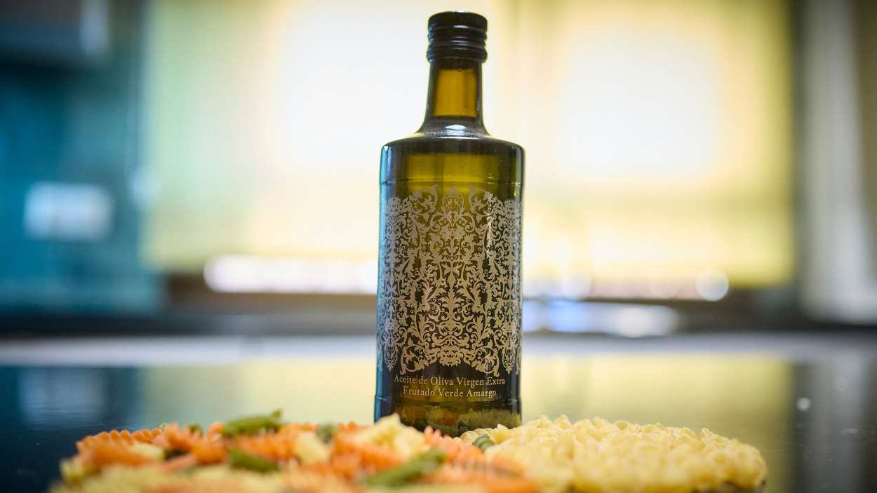 Una botella de aceite de oliva virgen extra