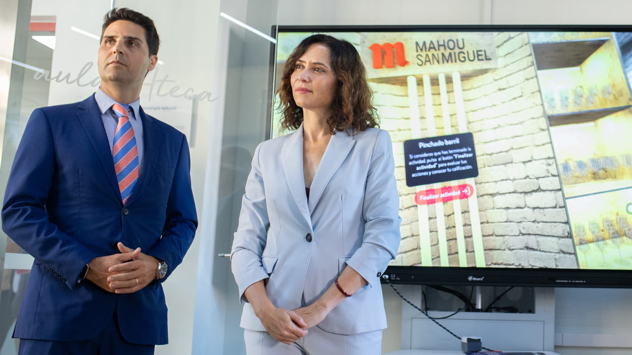 La presidenta de la Comunidad de Madrid, Isabel Díaz Ayuso, junto al Consejero de Educación, Ciencia y Universidades, Emilio Viciana Duro. EP.