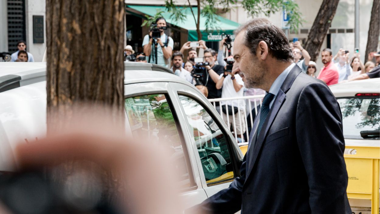 El exministro José Luis Ábalos a su salida del Tribunal Supremo. EP.