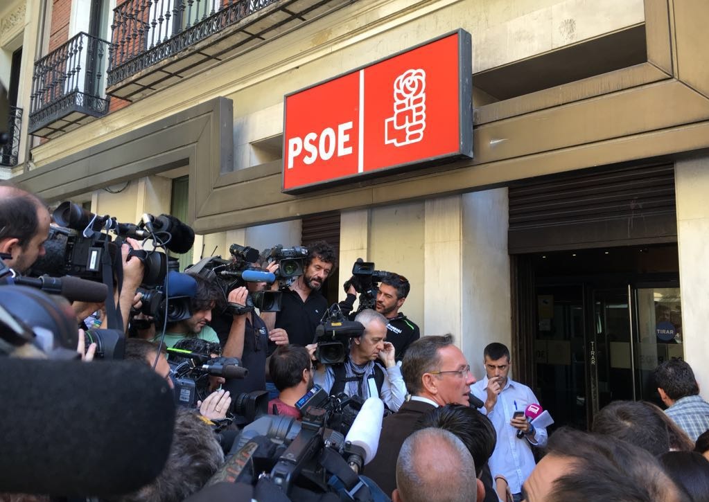 Periodistas agolpados a las puertas de Ferraz.