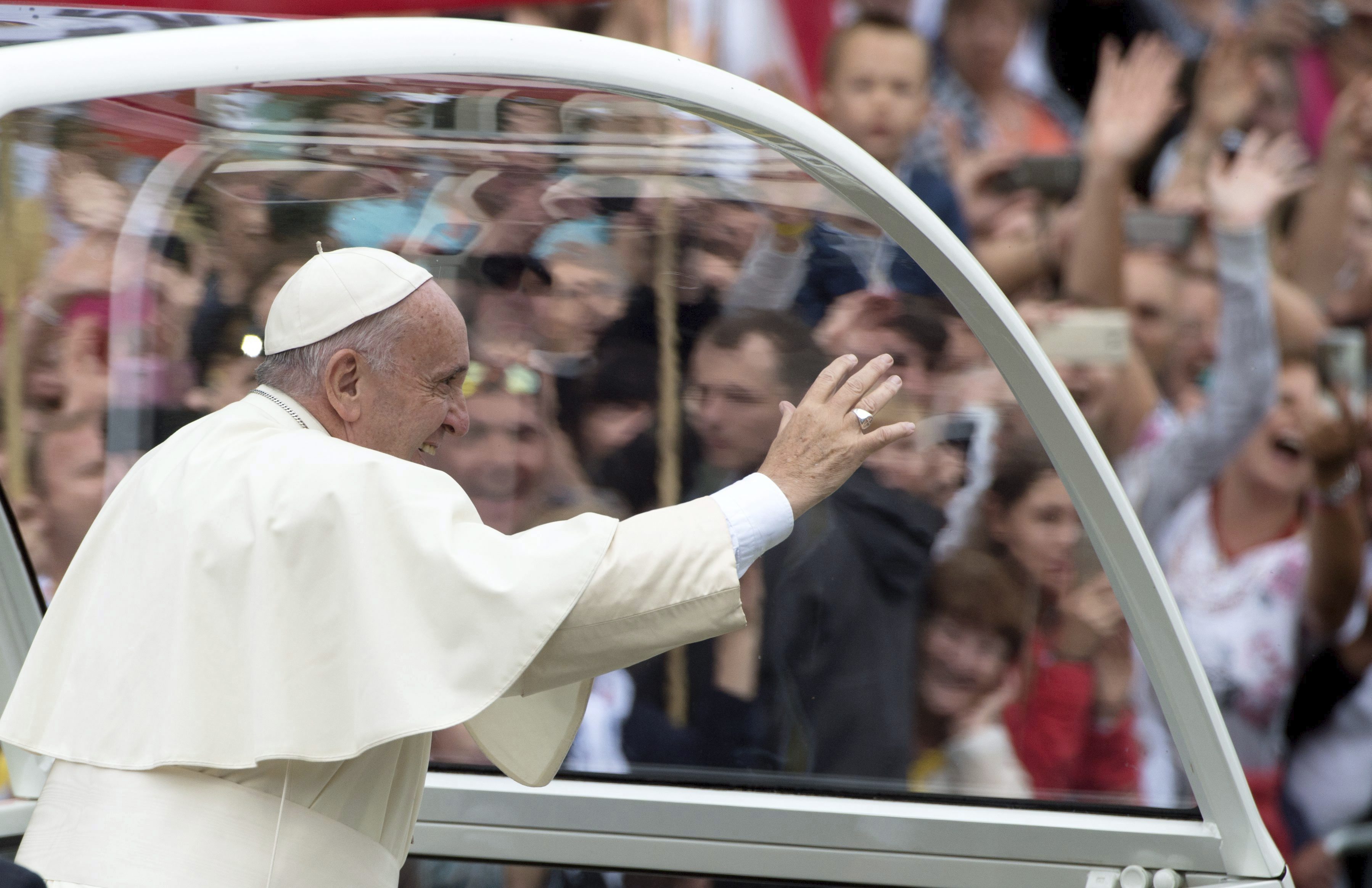 El papa Francisco saluda a varios feligreses. 