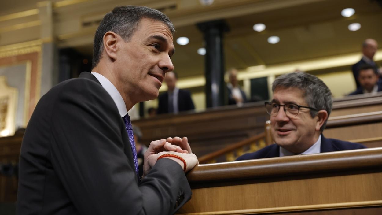 El presidente del Gobierno, Pedro Sánchez y el portavoz del PSOE en el Congreso, Patxi López. EP/Archivo.