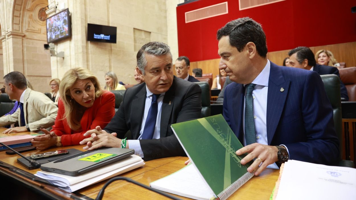 El presidente de la Junta de Andalucía, Moreno Bonillla, con el nuevo consejero de Sanidad, Antonio Sanz