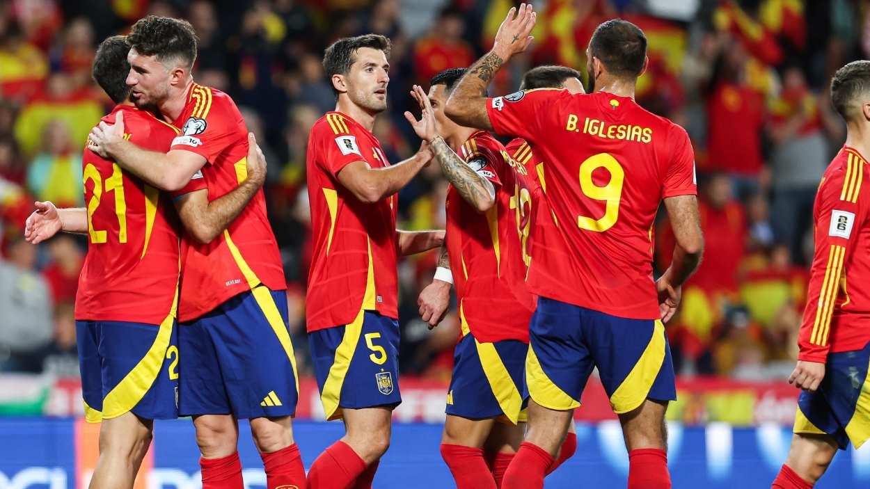 Los jugadores de España, celebrando un tanto contra Bulgaria. EP