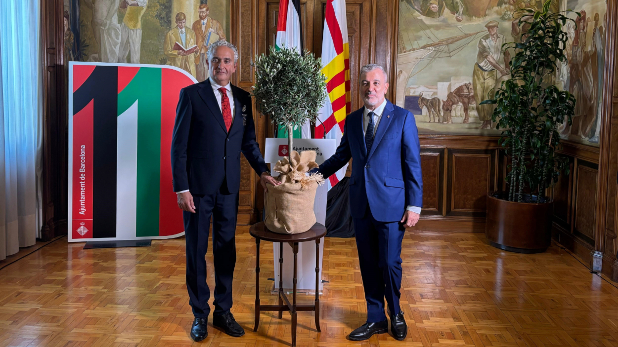 Collboni regala un olivo a Kassis como símbolo de paz y unión mediterránea. EP